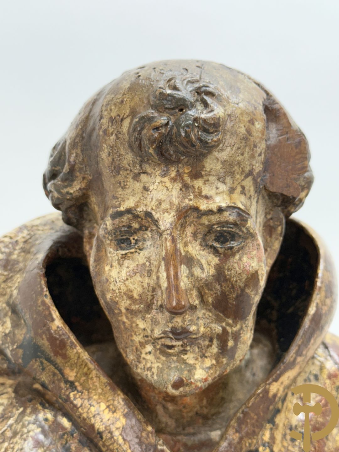 Gepolychromeerde houtsculptuur van man met mantel