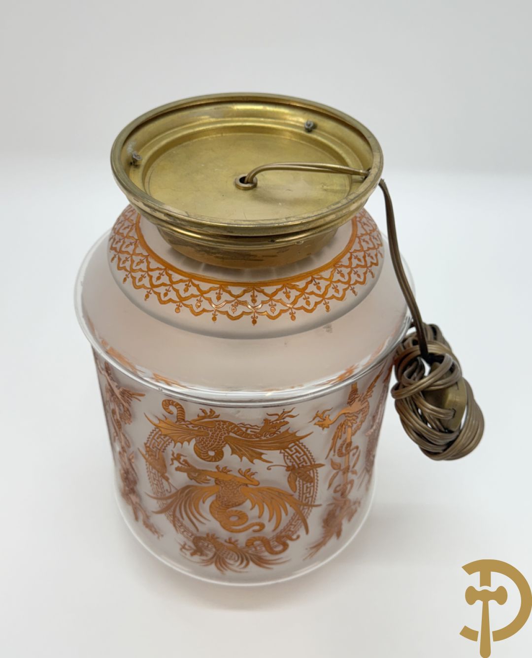 Tafellamp met mat opaline glas met decoratie van draken