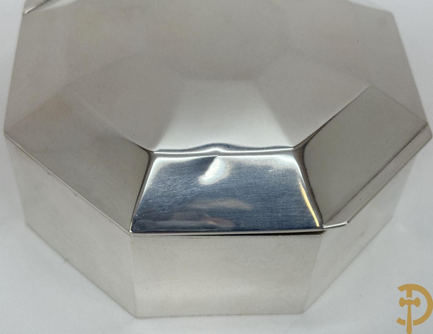 Massief zilveren openklapbare achthoekige box met bijhorende onderschaal, gemerkt Delheid
