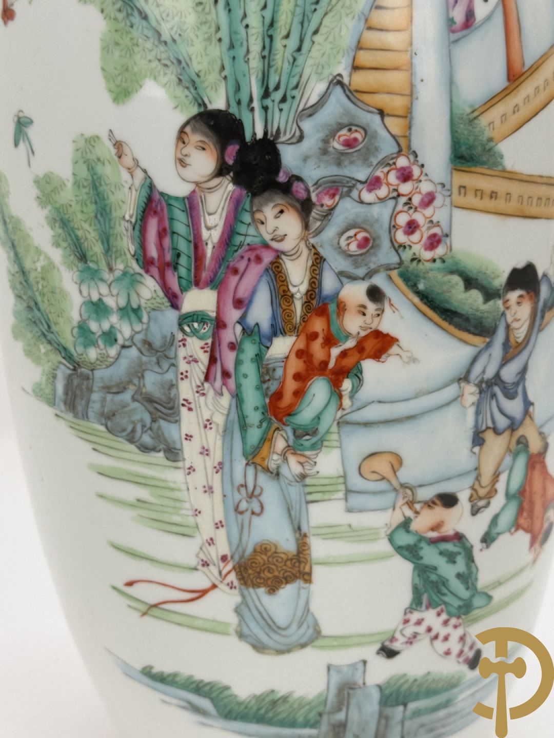 Chinese porseleinen vaas met decor van dames en kinderen