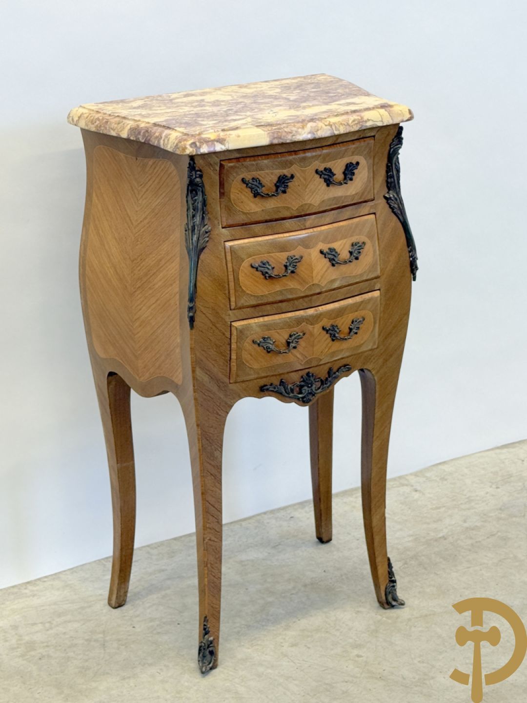 Bijzettafeltje Louis XV stijl met 3 lades, bronsbeslag en marmeren blad