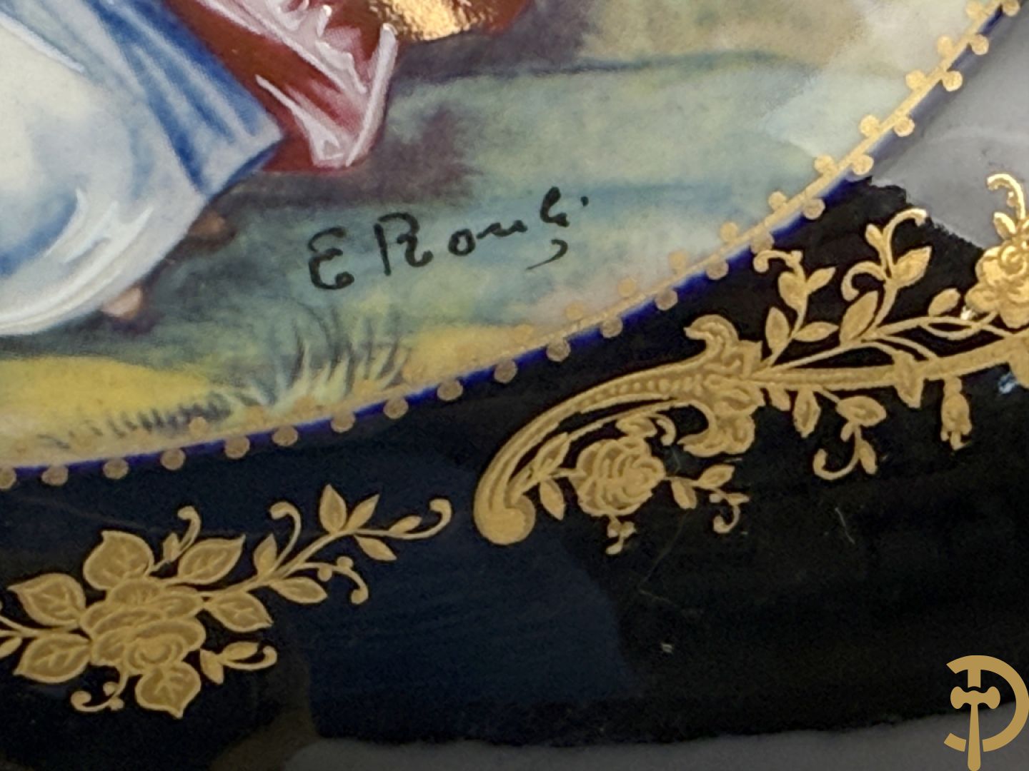Coupe in kobaltblauw porselein met romantische geanimeerde scène, Rons E. getekend, Limoges France