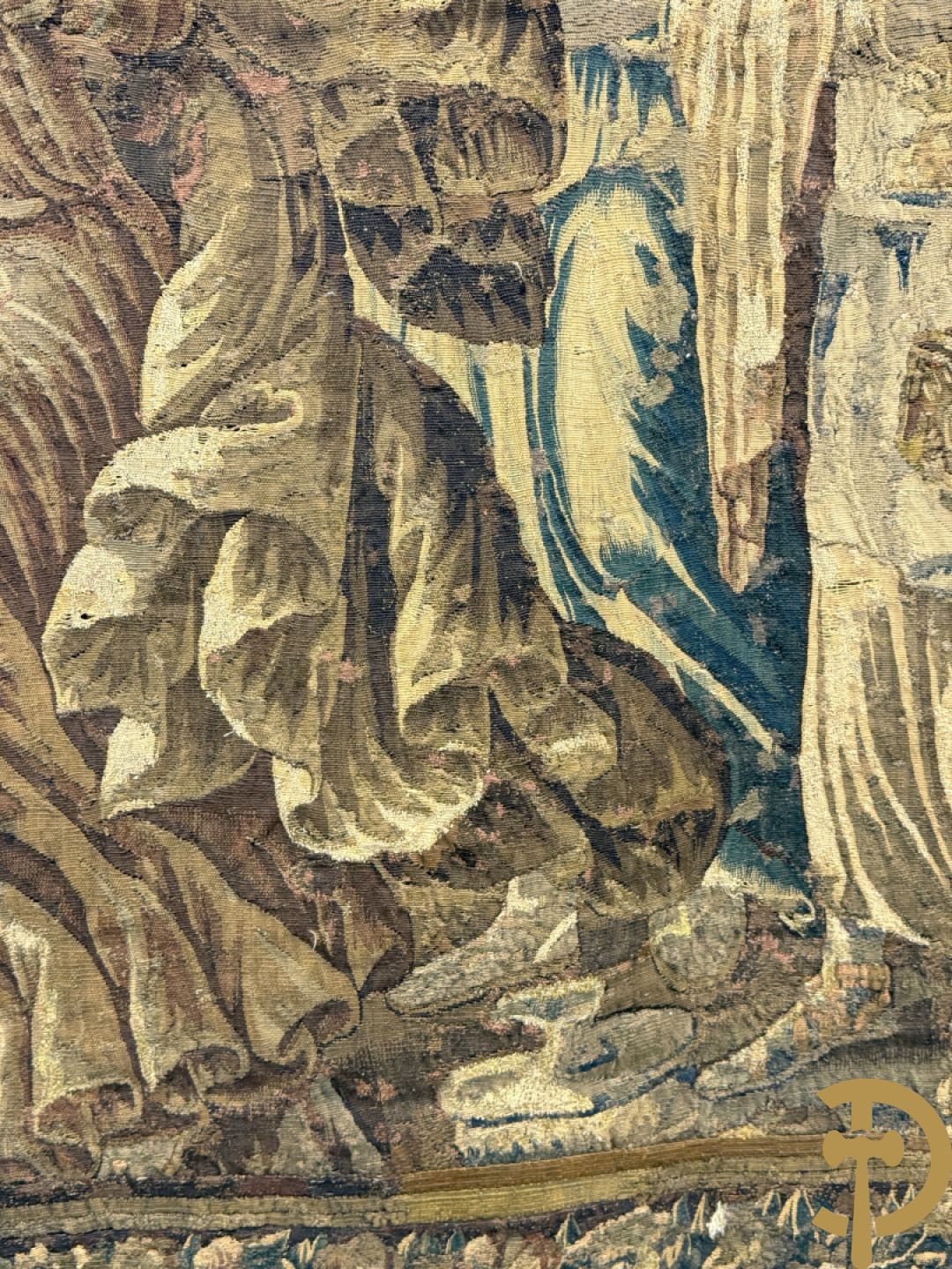 Fragment van wandtapijt met geanimeerde mythologische scène, omgeven door florale omranding, 18e