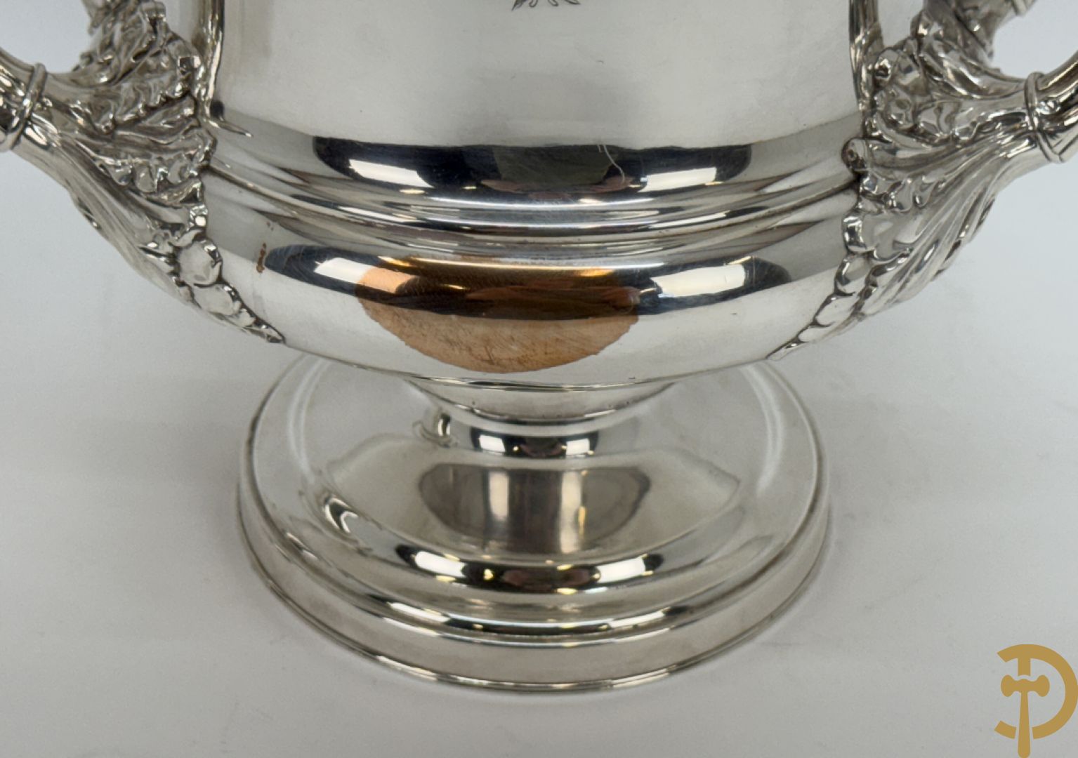 Verzilverde champagne emmer met 2 oren en embleem van larierkrans