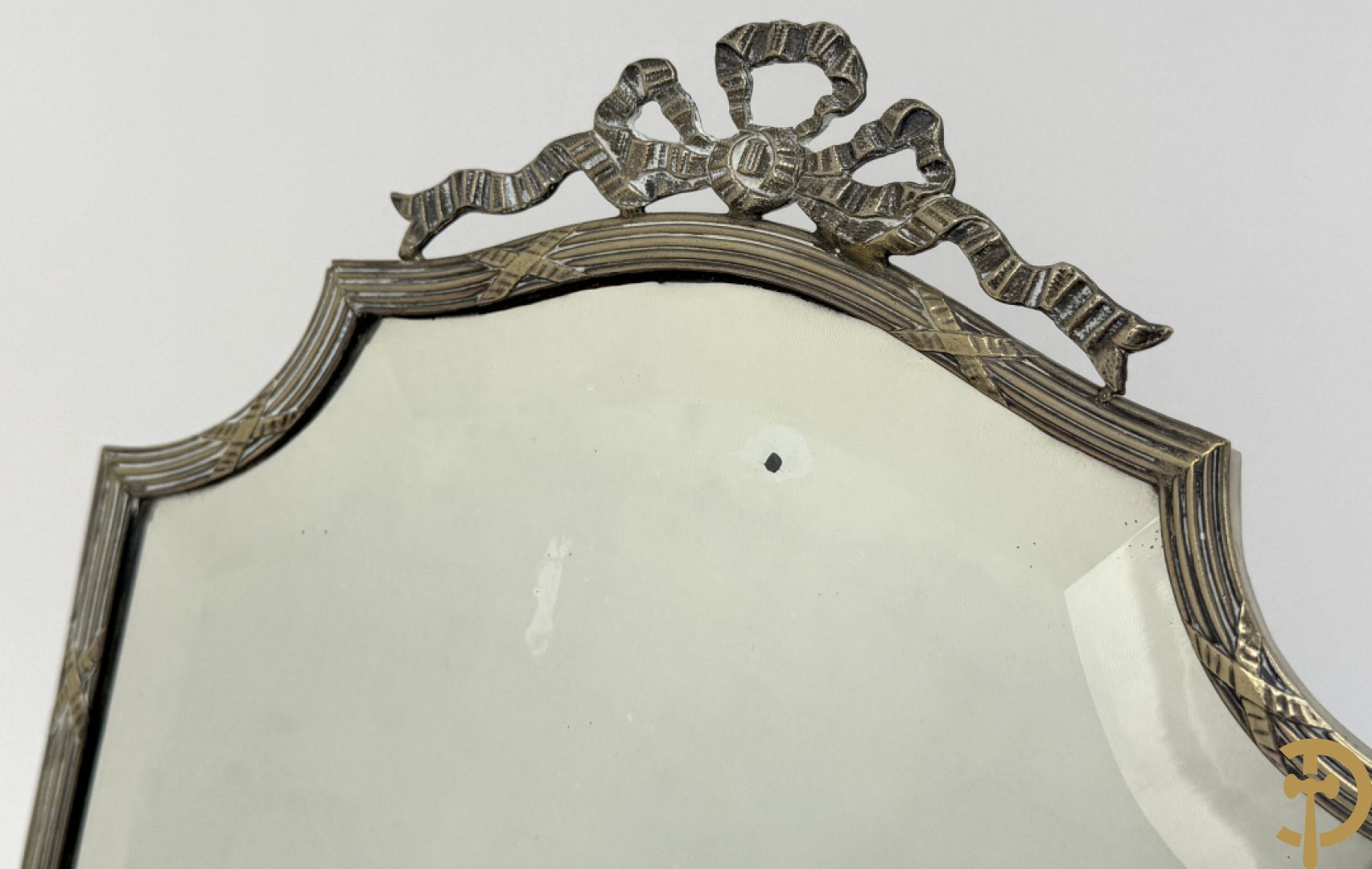 Verzilverde kader met Louis XVI motieven en geslepen spiegel + vergrootglas imet benen handvat en verzilverde montuur