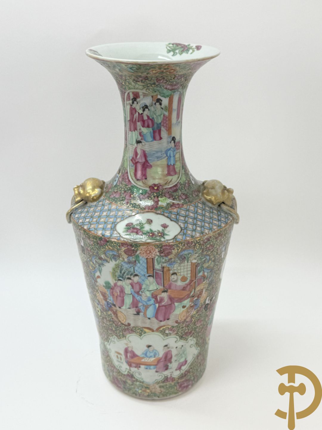 Paar Chinese porseleinen famille rose Kanton vazen met geanimeerd decor en zijdelings met fo honden