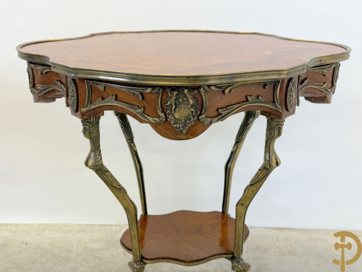 Paar mahoniehouten bijzettafels, Louis XV stijl, met bronzen ornamenten en bronzen bokkepoten - Replica