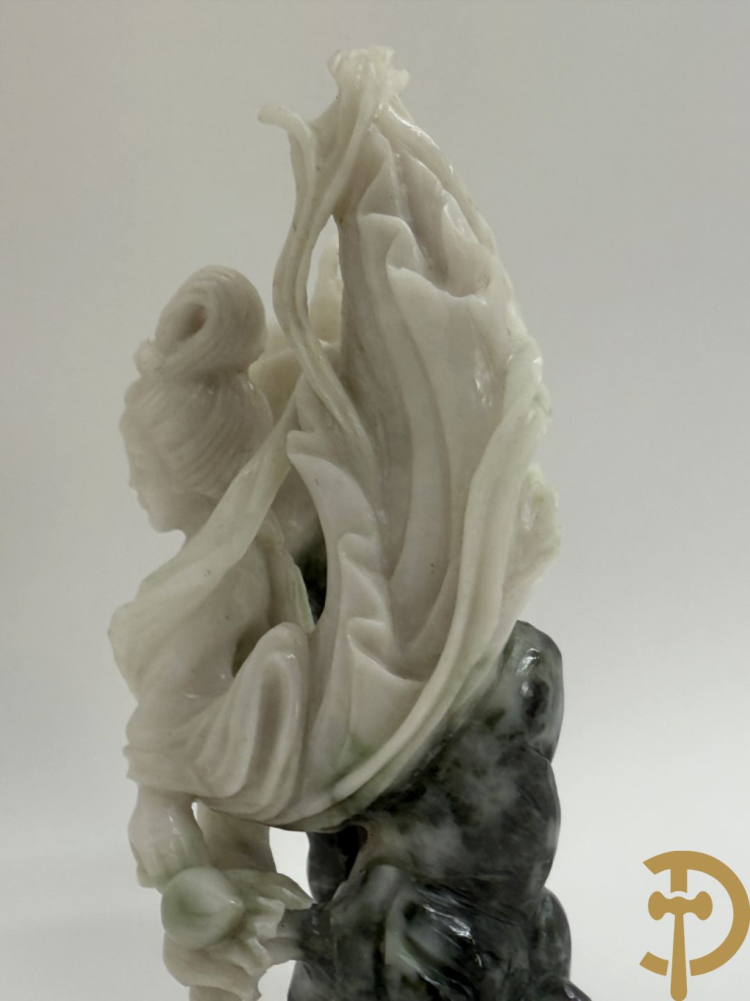 Zwart/witte nefriet sculptuur van geisha in gebergte + speksteensculptuur met bloemen + zittende boedha in nefriet + 9 kleine sculpturen in jadeiet