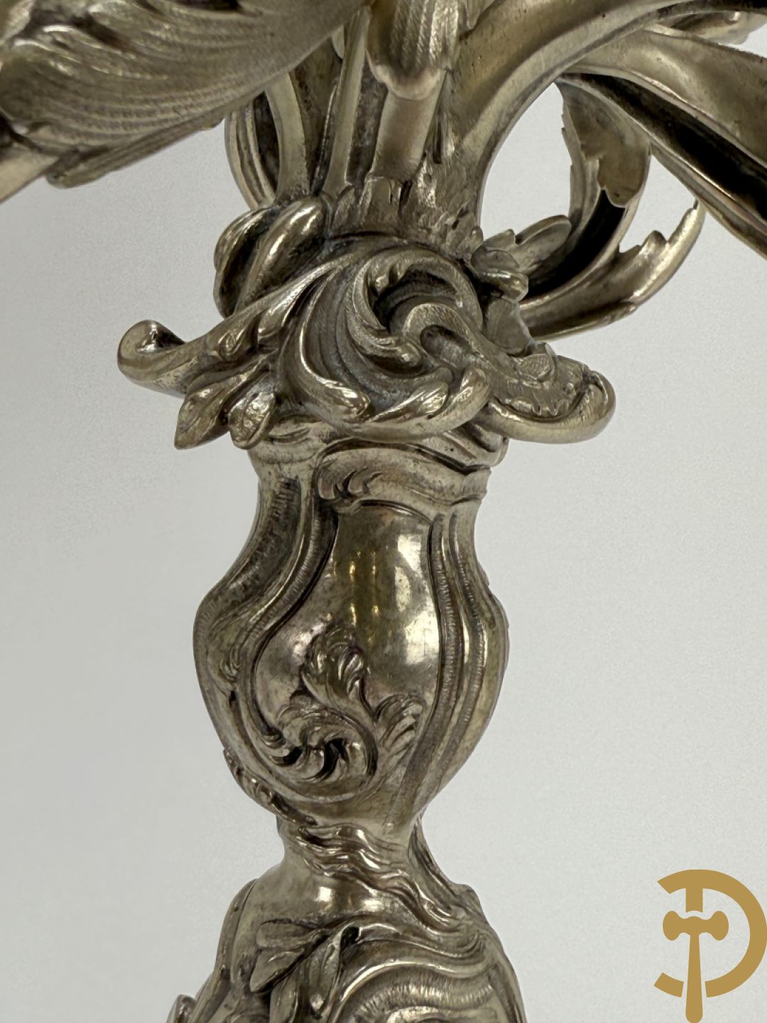 Paar massief zilveren getorste zesarmige kandelaars met Louis XV motieven, met import stempel 