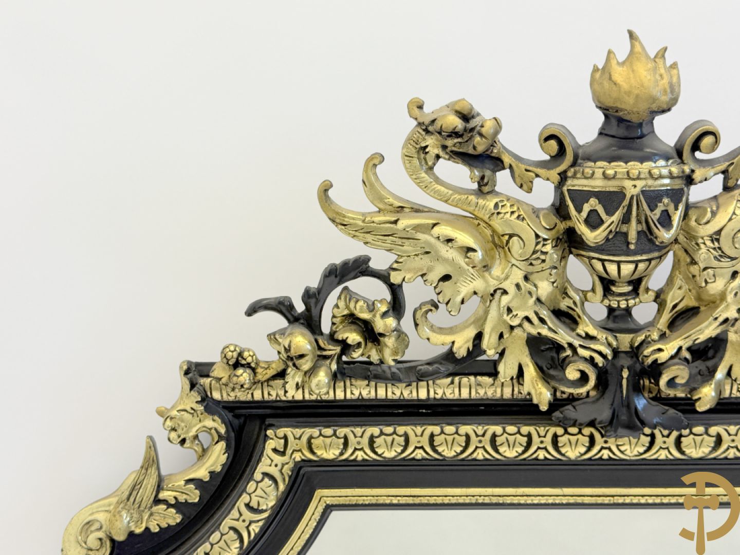 Napoleon III spiegel bekroond met amfoor en draken, deels verguld en deels zwart gelakt