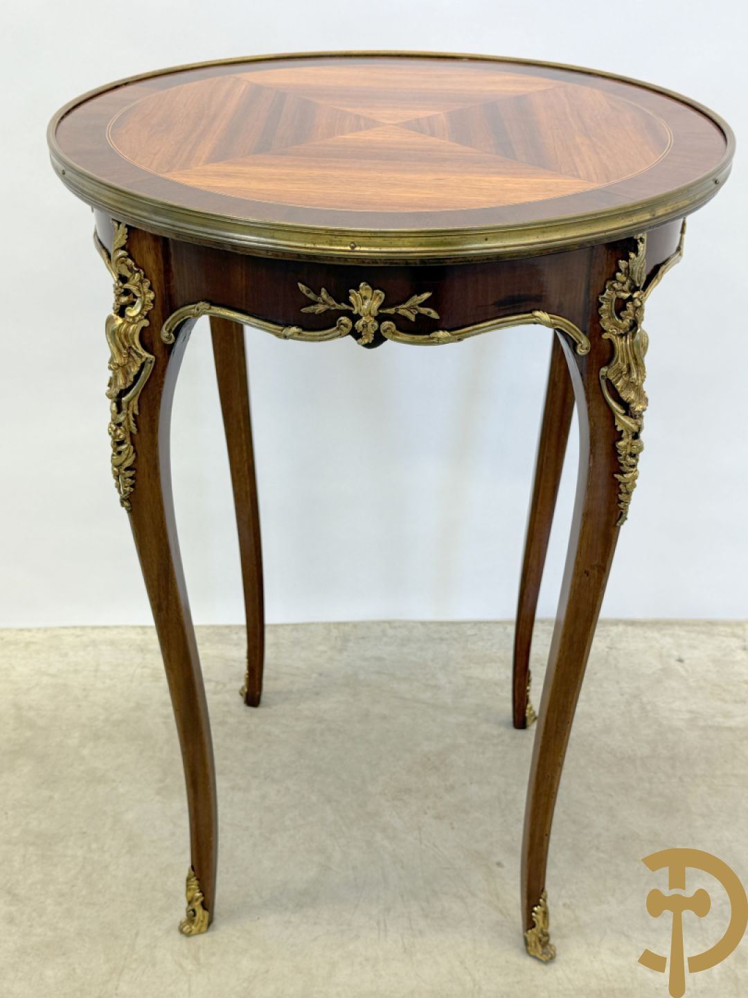 Mahoniehouten ronde bijzettafel met Louis XV bronsbeslag op 4 voluutvormige poten