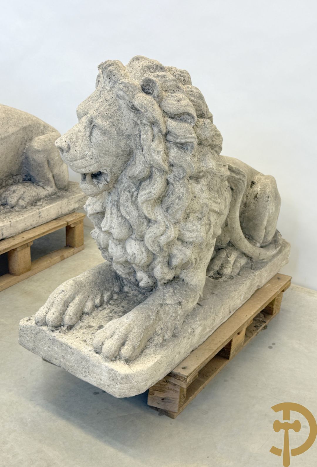 Paar betonnen tuinbeelden van leeuwen