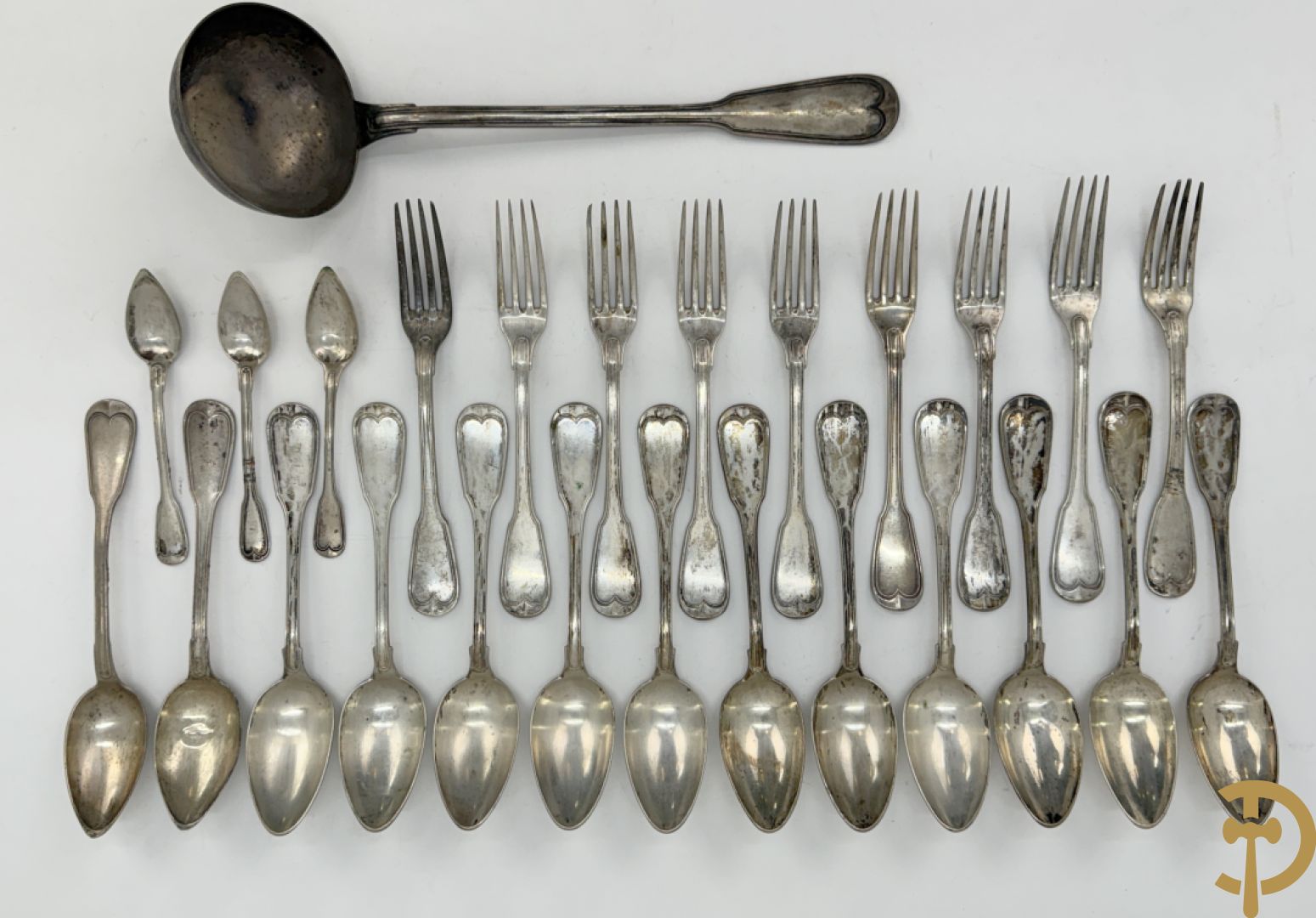 Massief zilveren bestek Louis Philippe model met initialen bestaande uit 13 soeplepels (853 gram), 9 vorken (657 gram), 3 dessertlepels (59 gram) en 1 pollepel (221 gram)