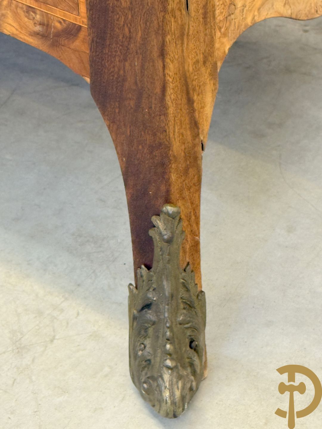 Wortelnotehouten drieladencommode met bronsbeslag van mazarinkoppen en accanthusranken, bovenaan met rood geaderd marmeren blad