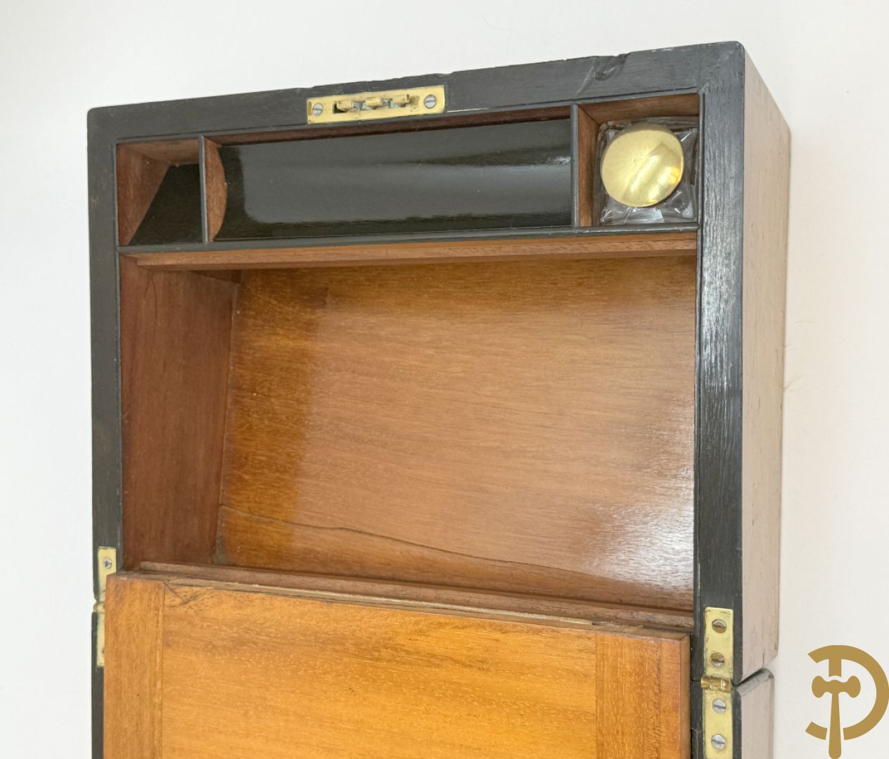 Schrijfbox in wortelnotehout met marquetterie en bovenaan een parelmoer plakkette + Japanse zwartgelakte openklapbare schrijfbox met verguld geanimeerd decor