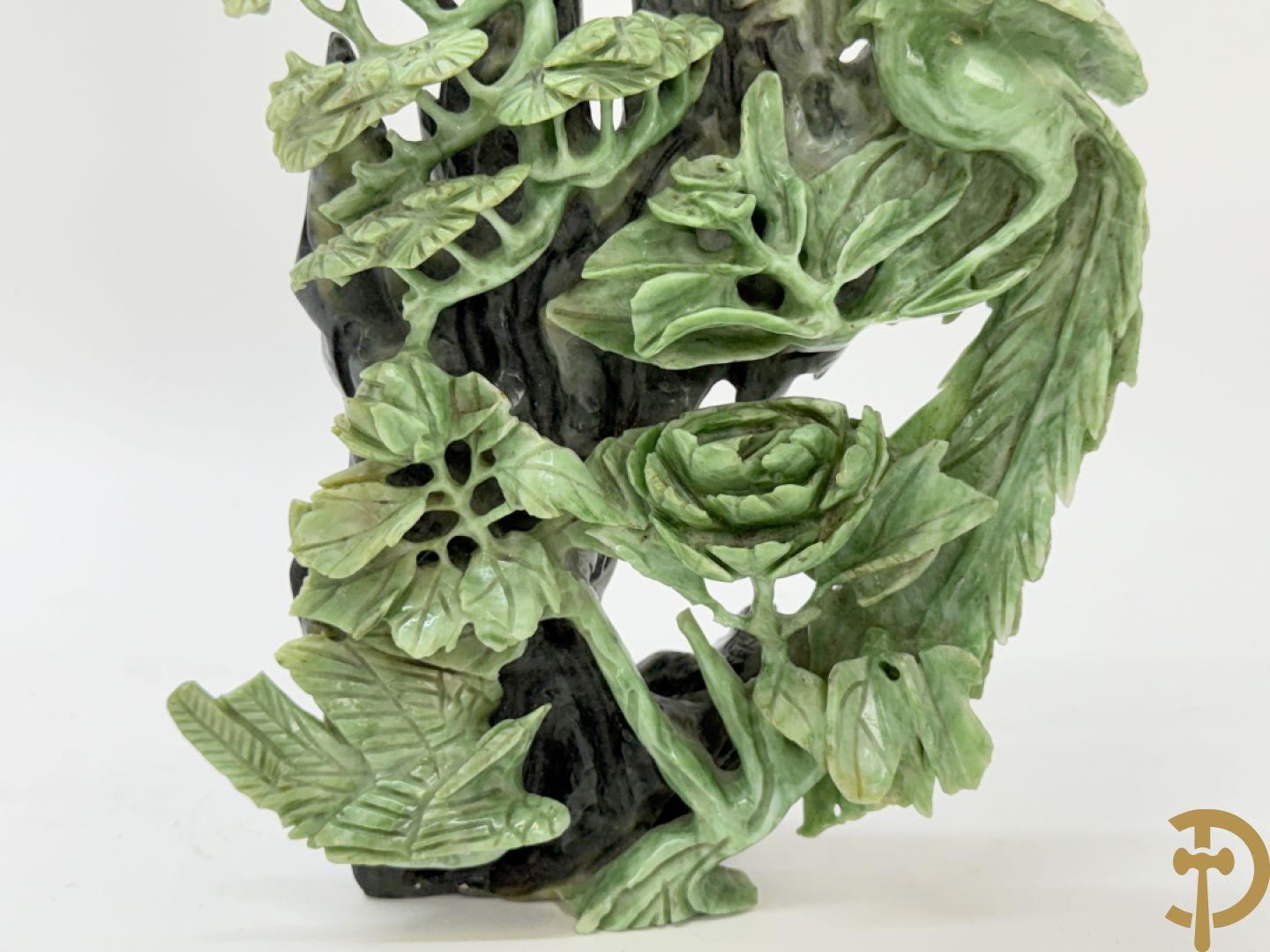 Sculptuur in speksteen van natuurtafereel met vogels en pioenrozen + speksteen sculptuur tafereel van 2 fo honden en vaas