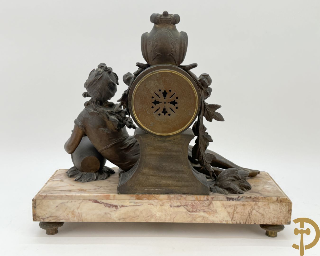 Driedelige kunstbronzen garnituur bestaande uit klok met liggende dame met amfoor op marmeren basis, geflankeerd door paar cassolettes met cupido