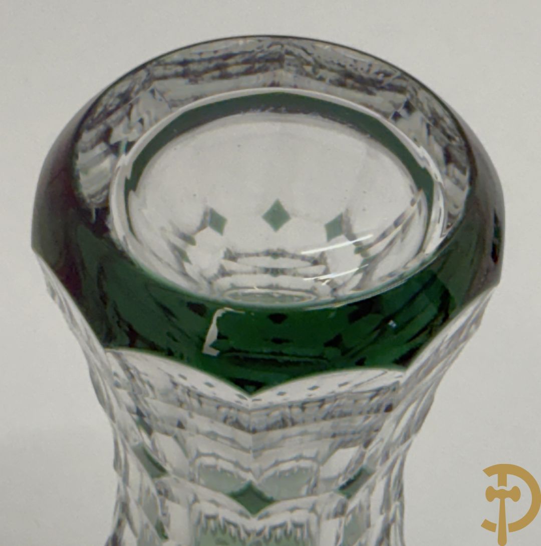 Mooi lot gekleurd Val Saint Lambert kristal bestaande uit 4 vazen, parfumstel (2 ledig), geslepen glas, coupe, onderzetters en 3 asbakken (14 stuks in het totaal)
