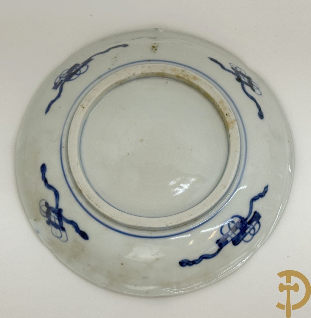 Vijf Chinese porseleinen bordjes met bloemendecor + 3 Japanse bordjes