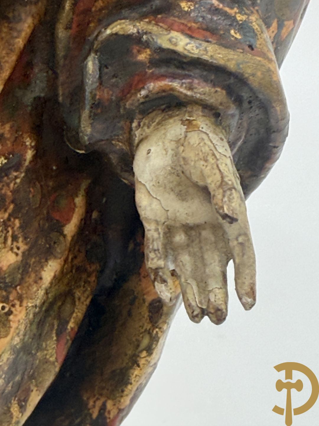 Gepolychromeerde houtsculptuur van zittende dame