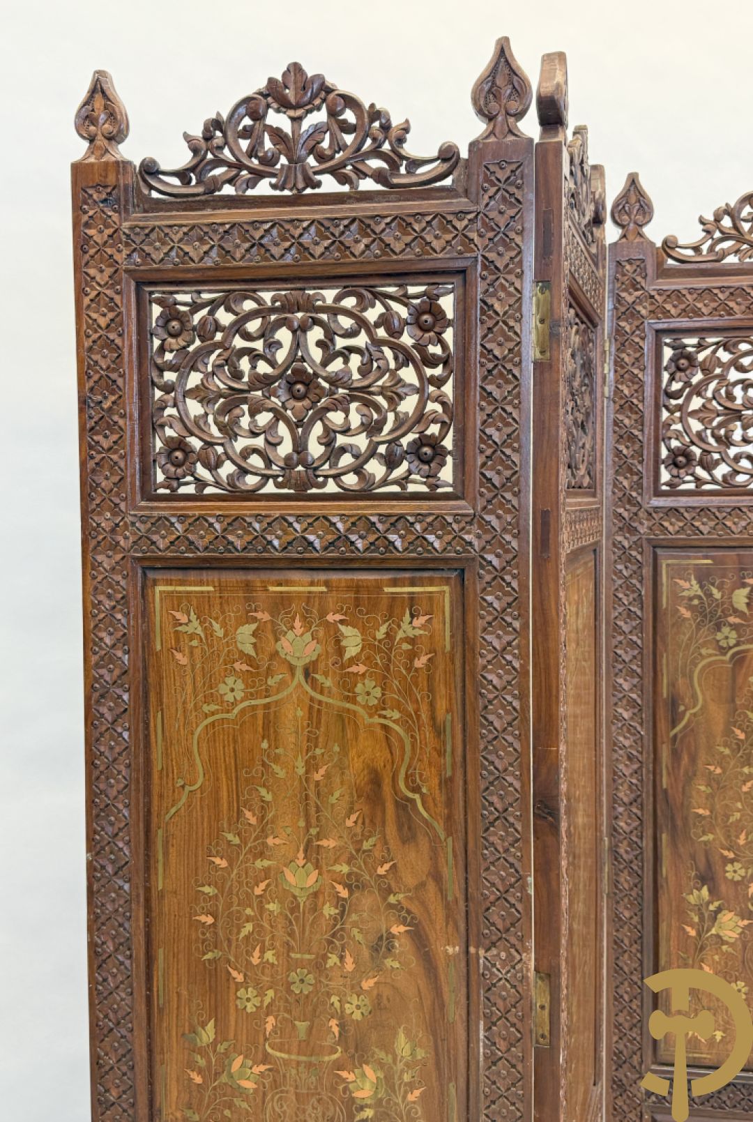 Hardhouten Aziatisch vierdelig kamerscherm met gesculpteerd ornament bovenaan en marketterie inleg midden