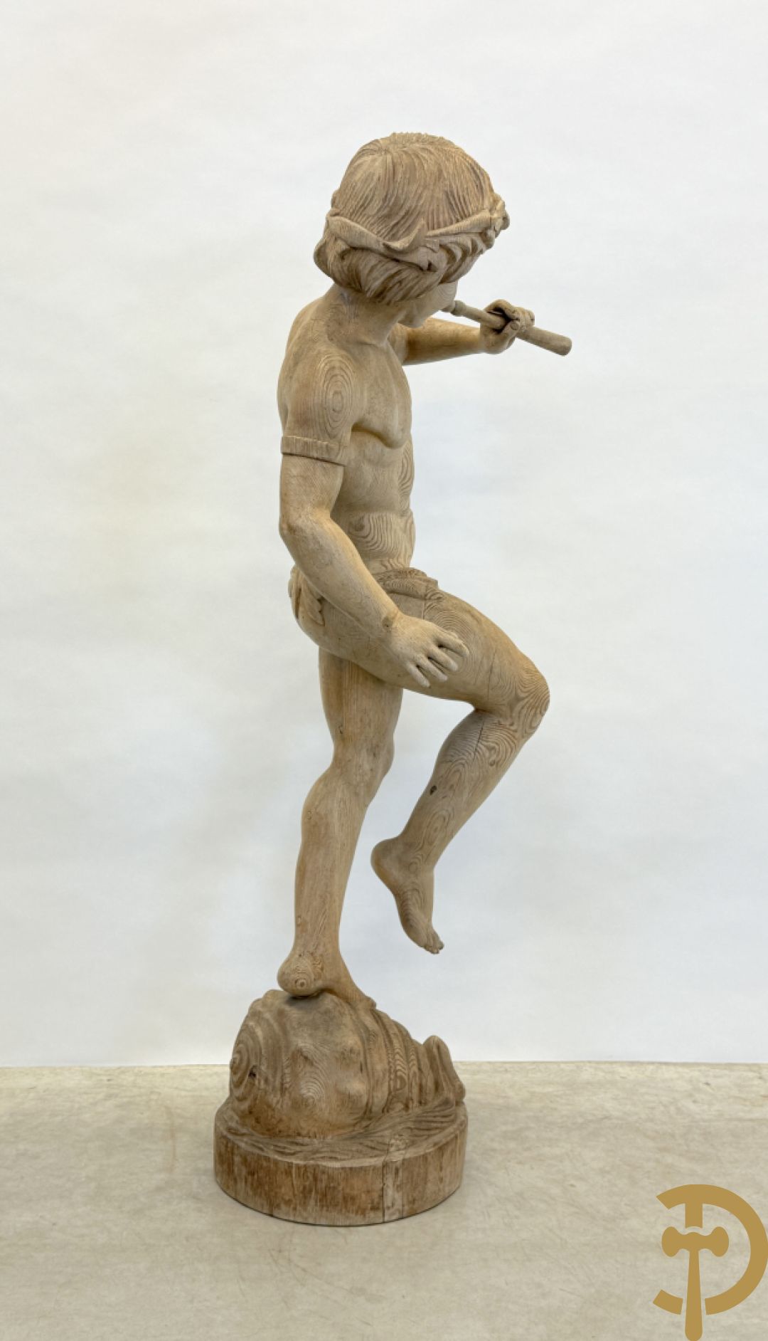 Houtgesculpteerde fluitspelende cupido staande op schelp
