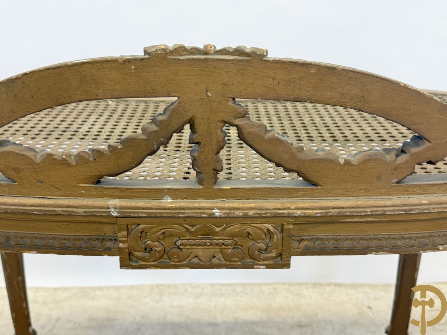Vergulde Louis XVI banquette met bloemenguirlandes en canage