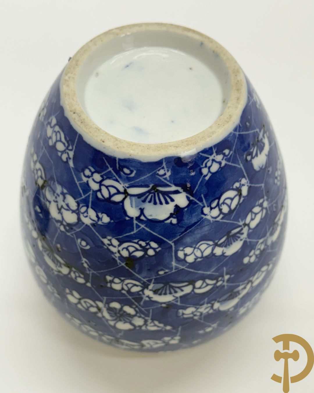Paar Chinese porseleinen dekselvazen met bloemen- en  hanendecor + Chinese blauw/witte porseleinen gemberpot