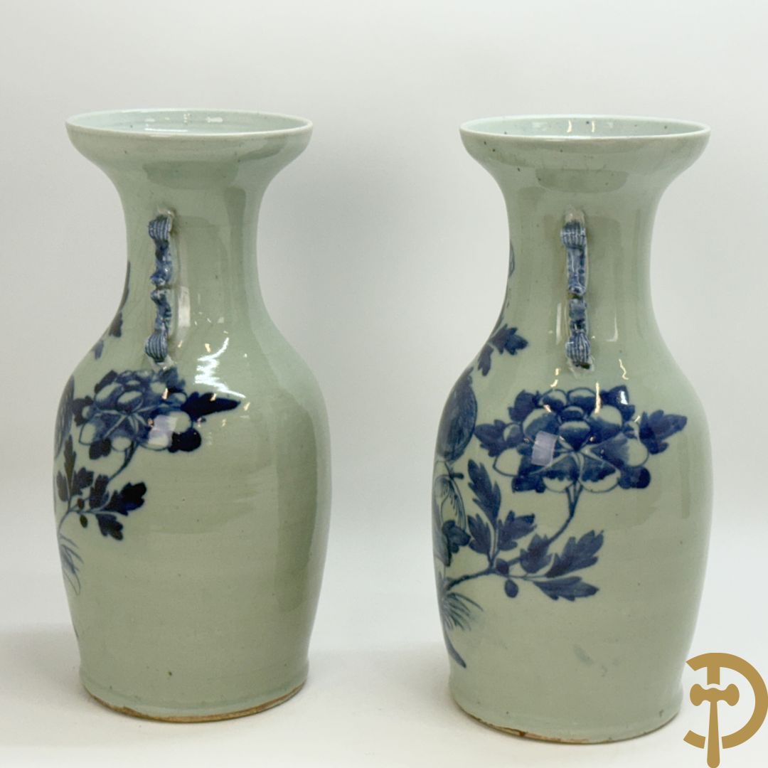 Paar Chinese porseleinen blauw/wit vazen met bloemendecor