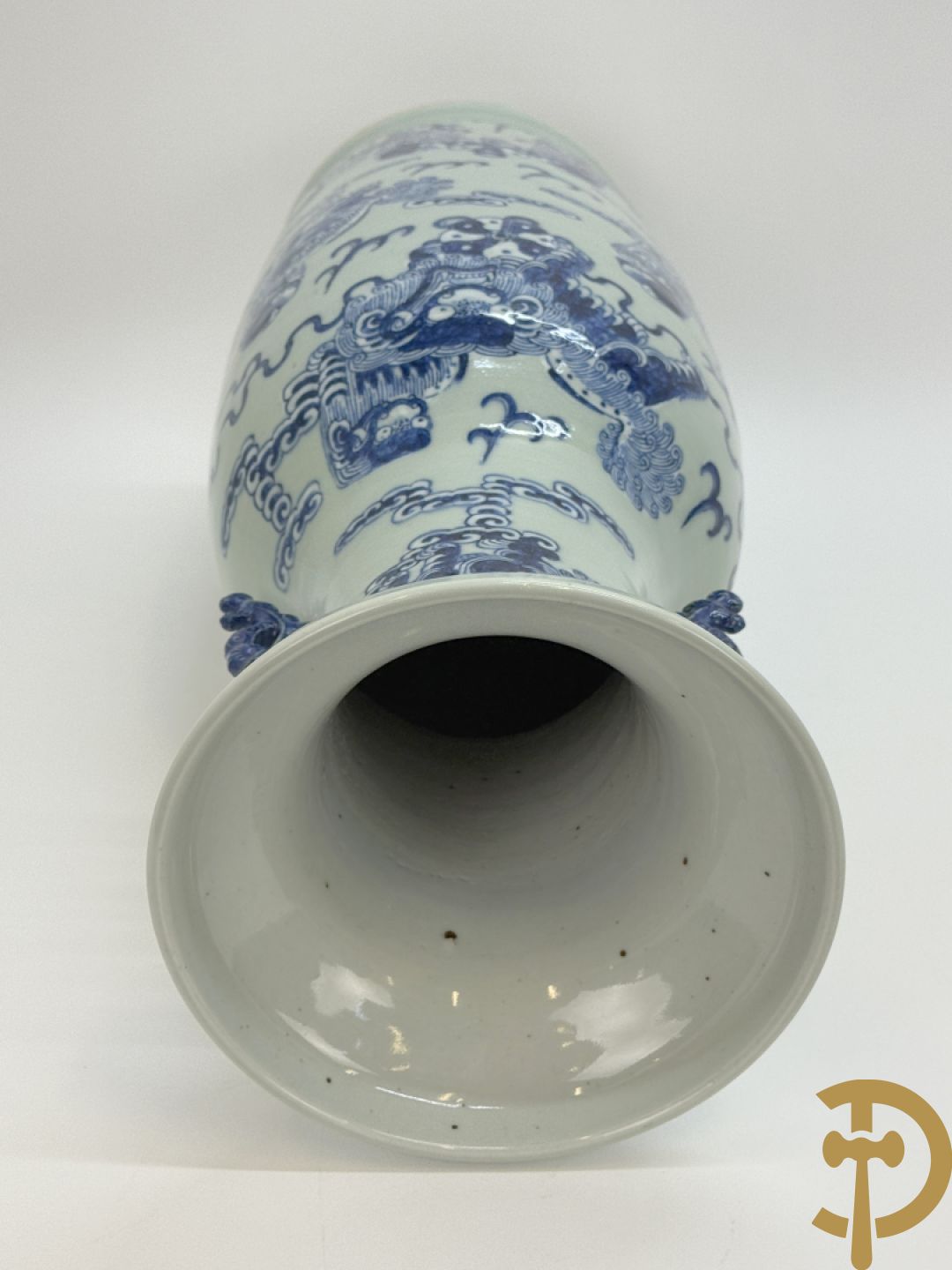 Chinese porseleinen celadon vaas met blauw/wit decor van fo honden