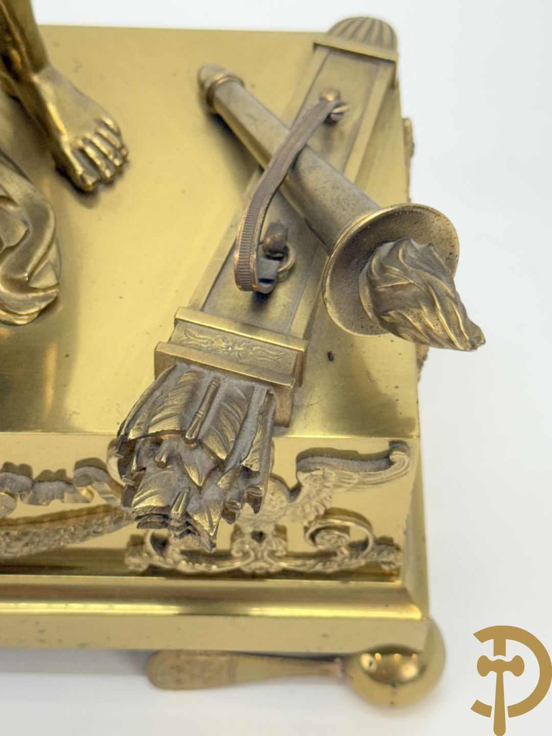 Vuurvergulde Franse bronzen Empire stijl pendule, harpvormige horloge met gevleugelde Griekse mythologische figuur, Erso die zijn lier bespeelt - Deniere et E. Mattelin, Fabricants de Bronze