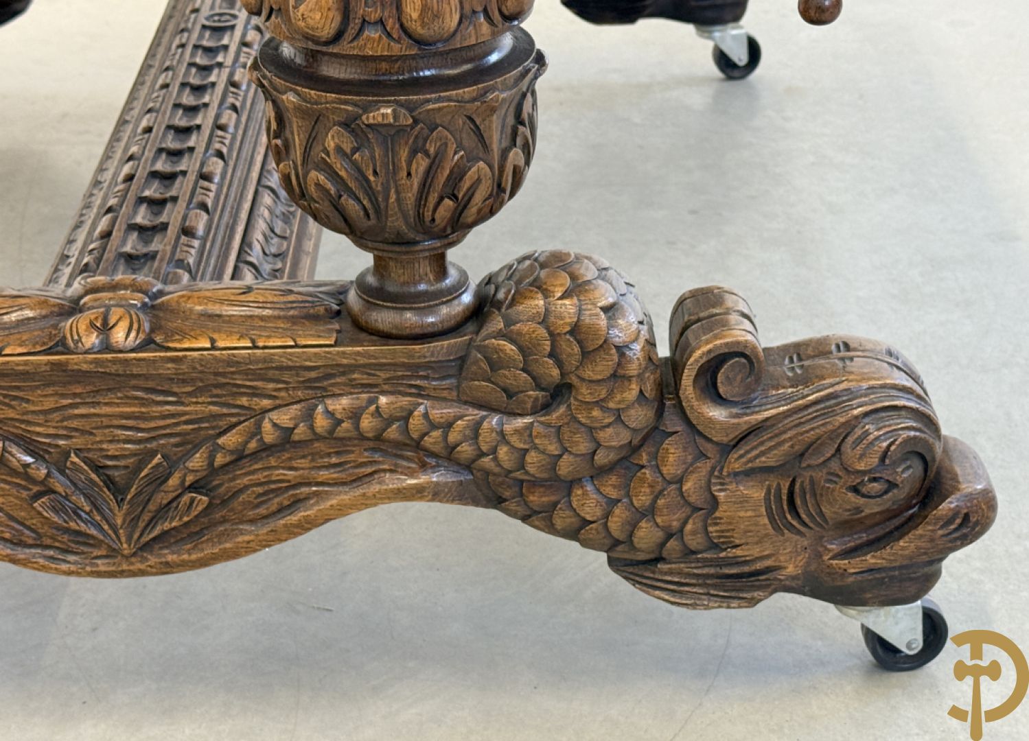 Massief eiken dolfijnetafel met knorrenlijst en leeuwenkoppen, Neo Renaissence stijl + 6 eiken stoelen met sculptuur