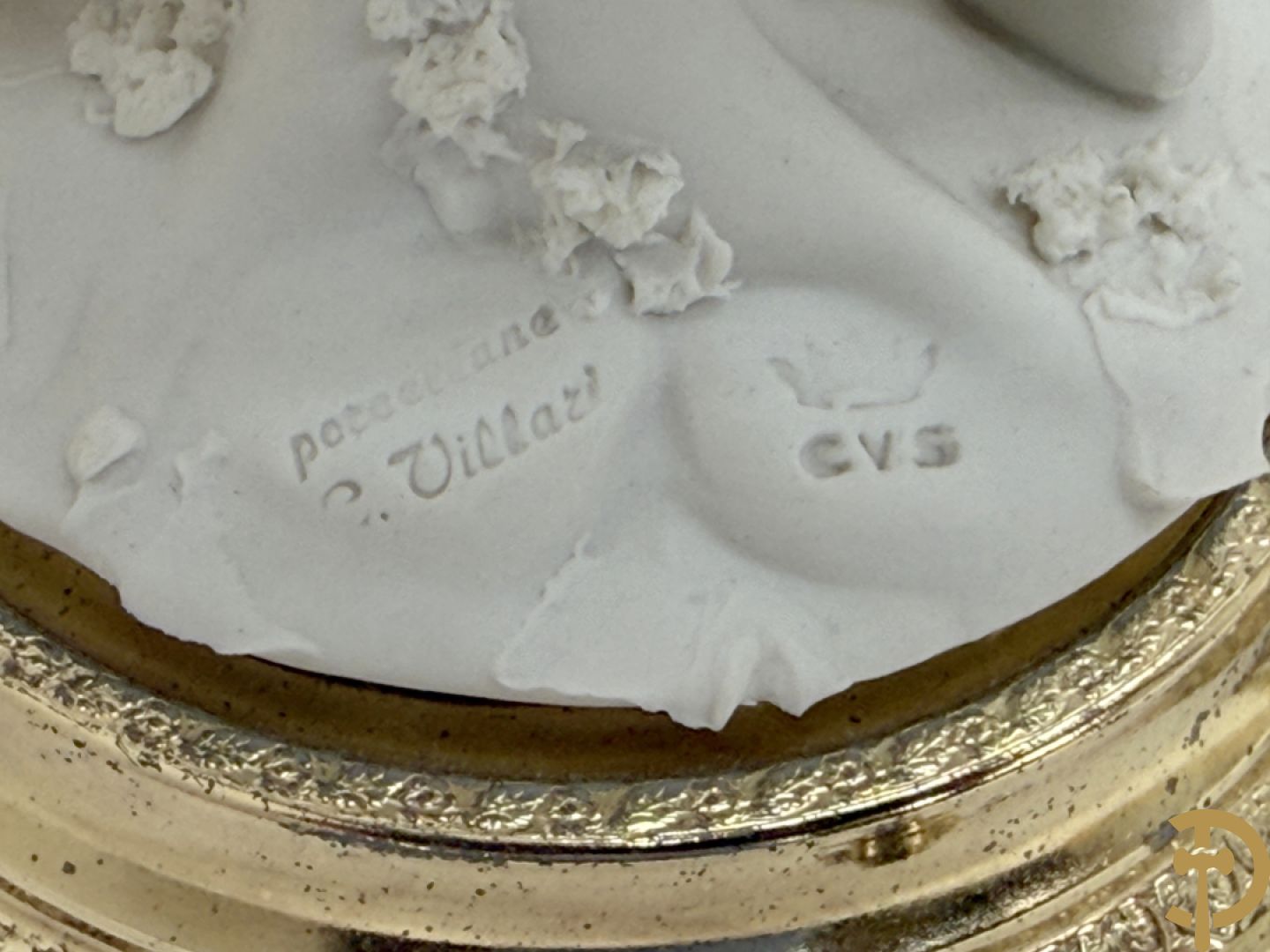 Acht witte en zes gekleurde Italiaanse biscuits met romantische scènes, cupido