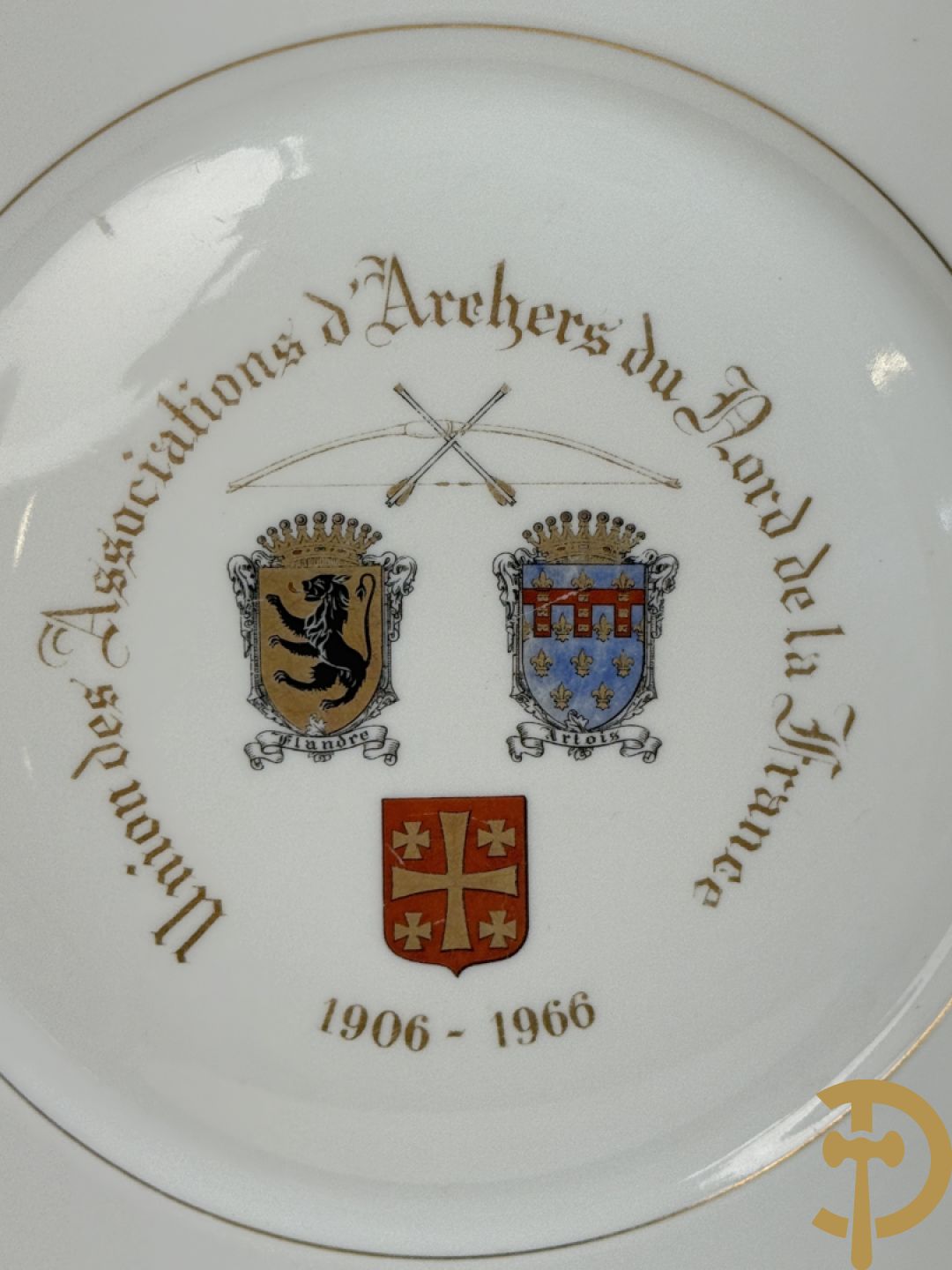 Acht porseleinen borden van boogschuttersgildes