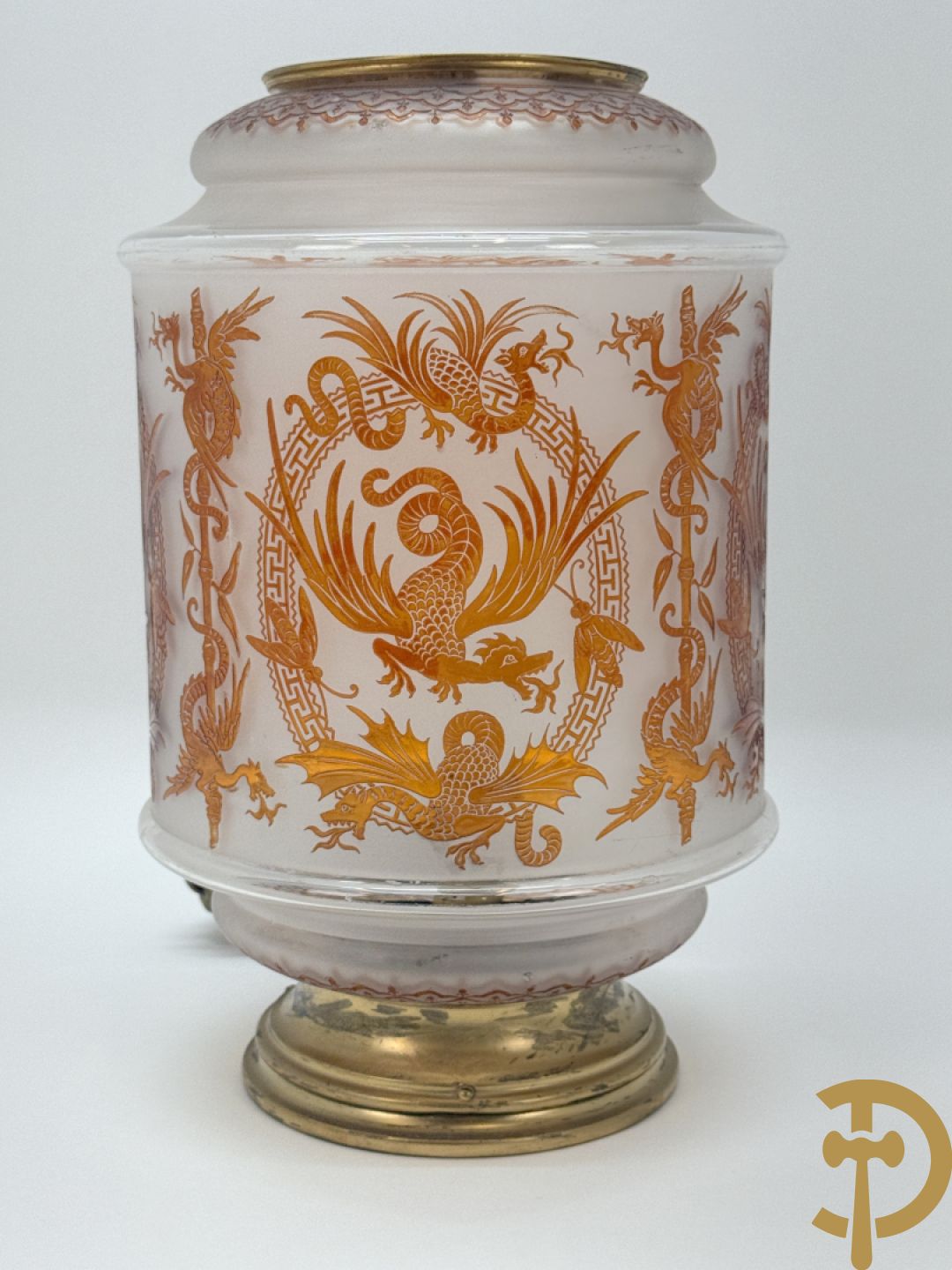 Tafellamp met mat opaline glas met decoratie van draken