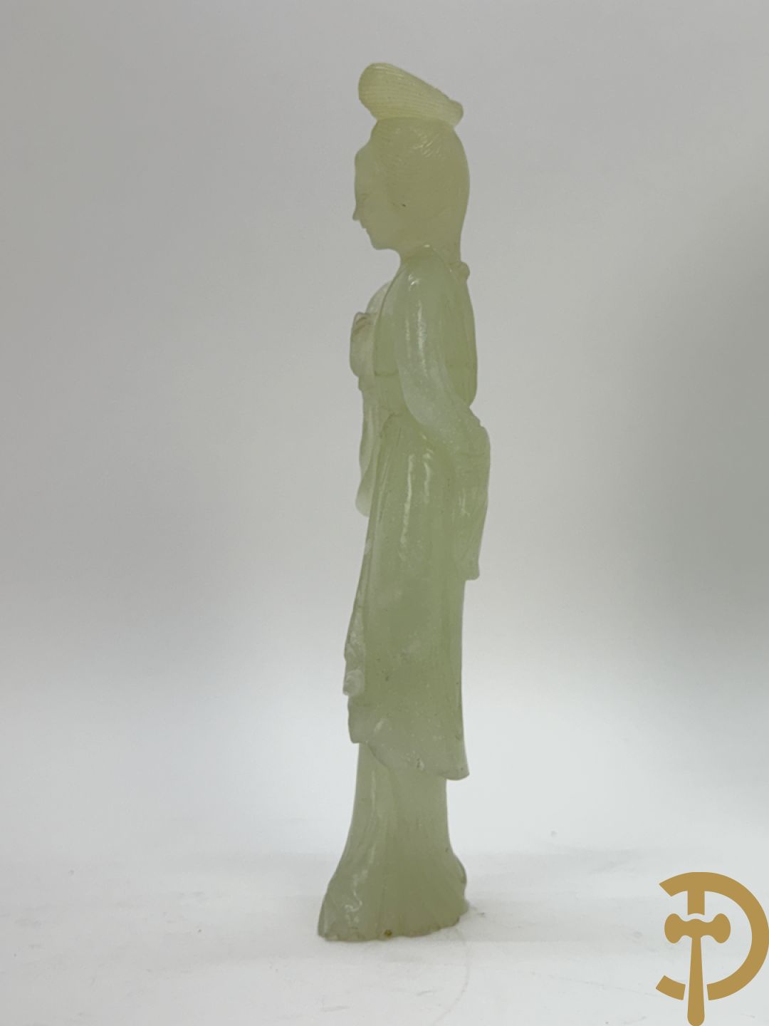 Jadeiet sculptuur van boedhistisch figuur + jadeiet wijsgeer met perziken + geisha in jadeiet