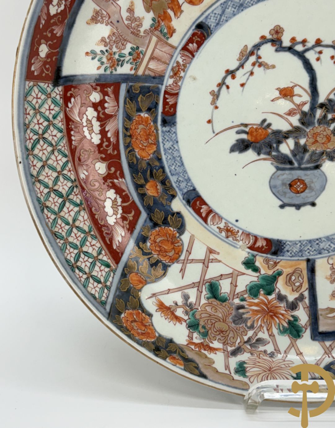 Twee porseleinen Imari schotels