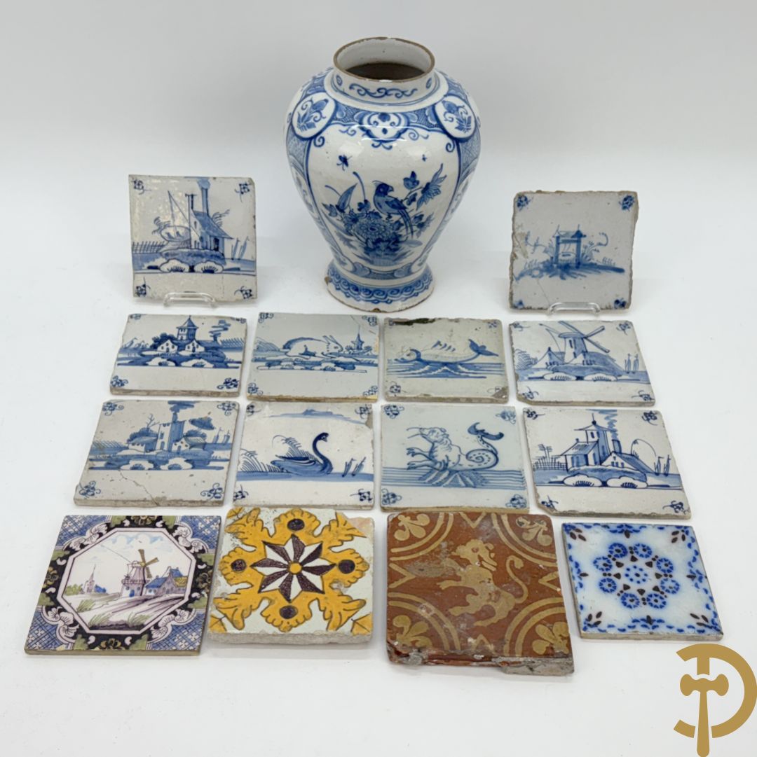Lot 18e faience tegeltjes w..o. Delfts en Vlaams + Delftse potiche