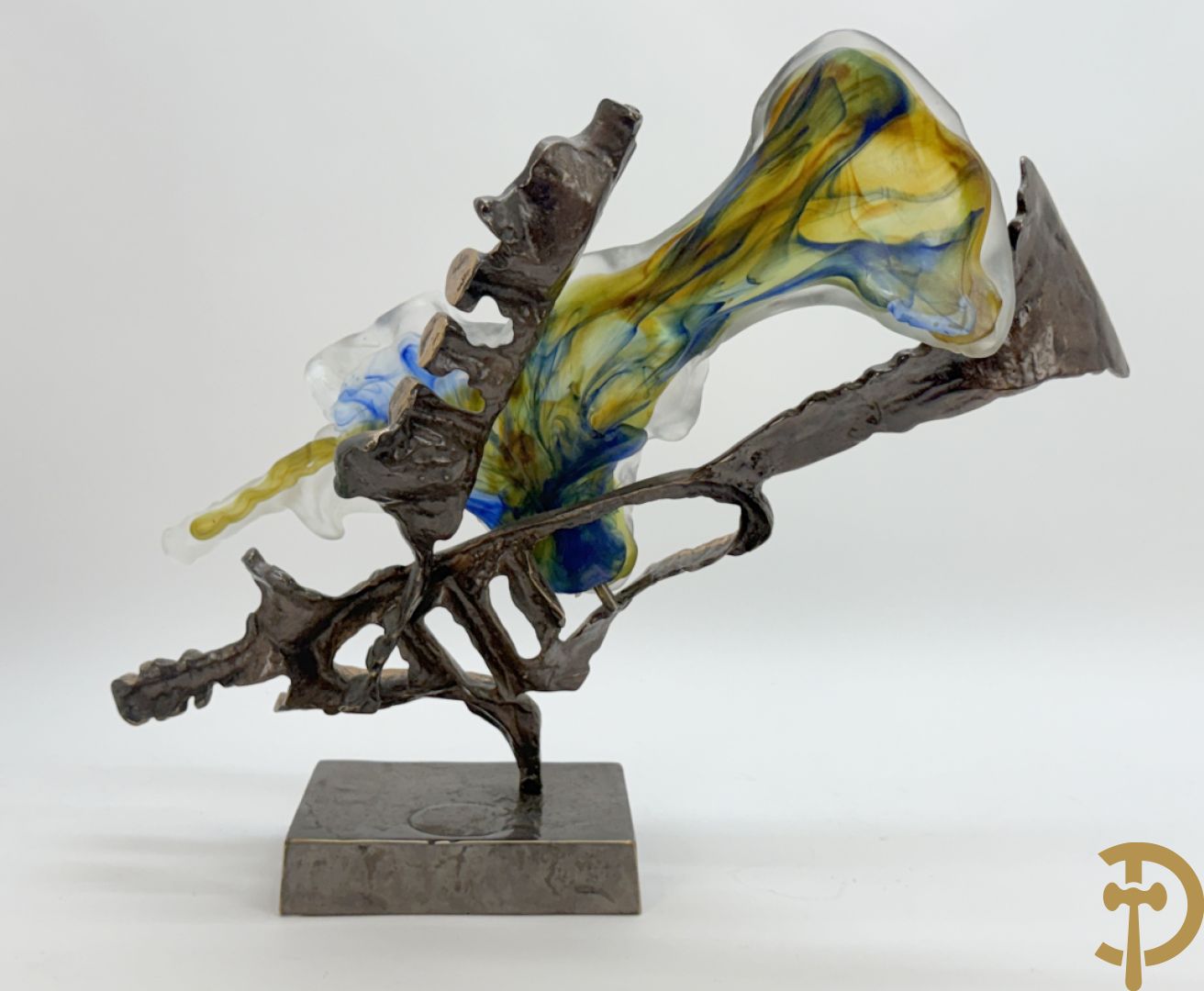 LOHE getekend - Surrealistische sculptuur met combinatie van koper en gekleurde pate de verre in de vorm van een trompet