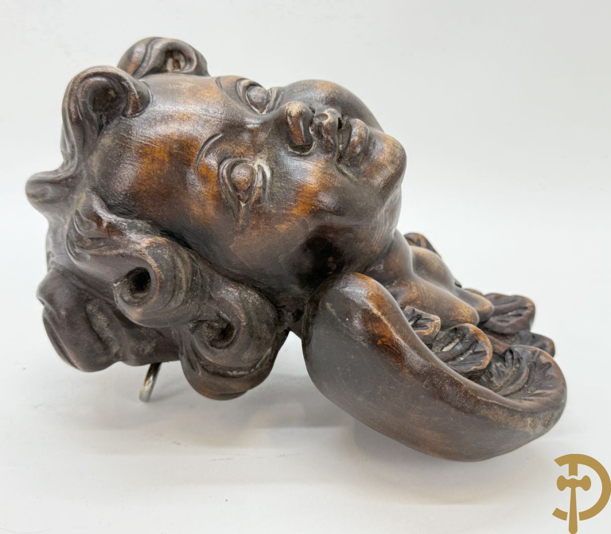 Houtsculptuur van gepolychromeerd engelenhoofd + engelenhoofd + sculptuur van accanthusrank