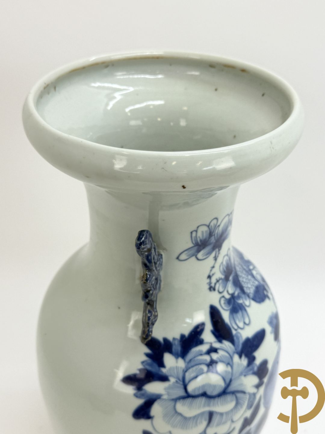 Twee Chinese porseleinen celadonvazen met blauw wit bloemen en vogeldecor + cachepot met vazendecor