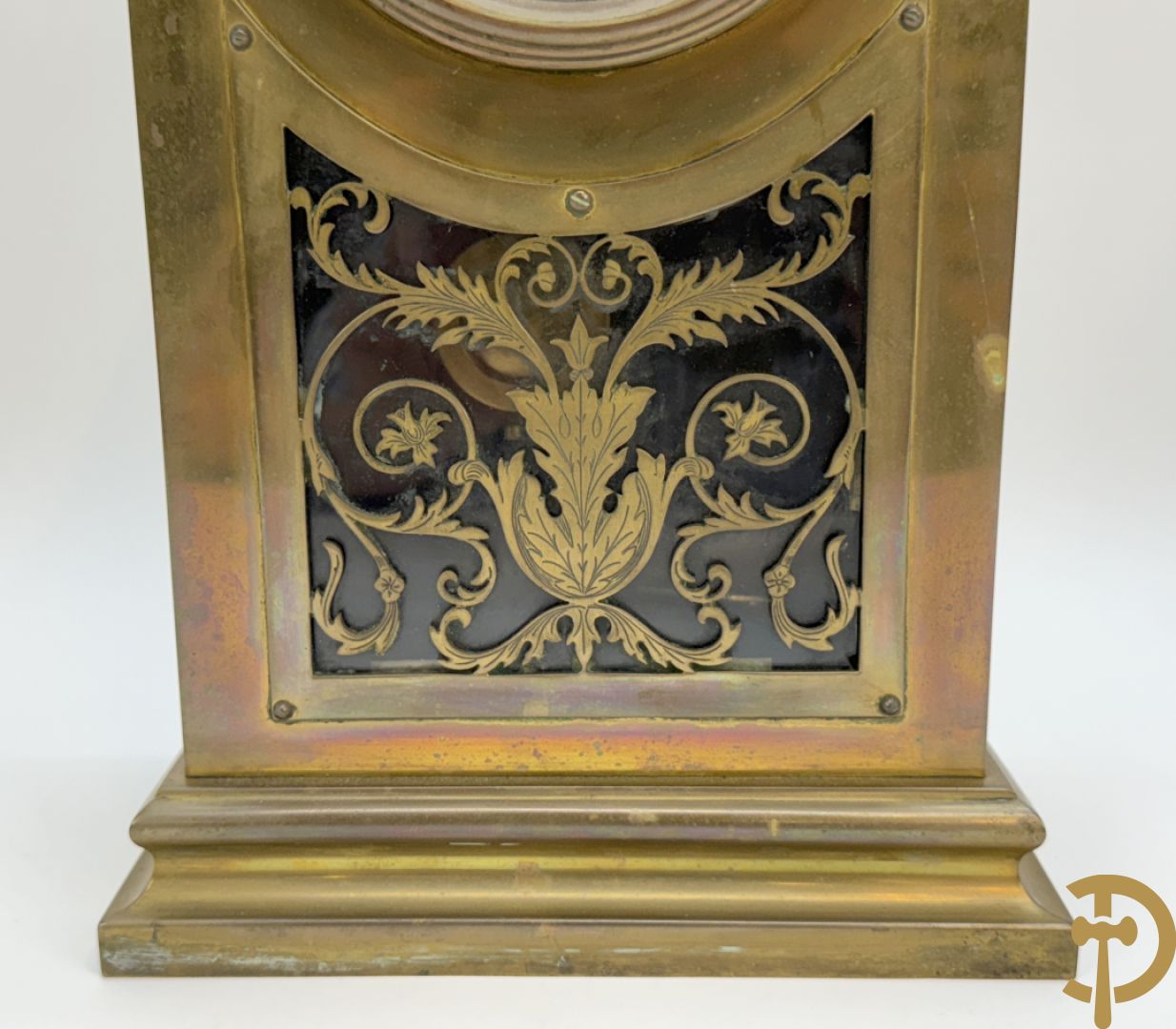 Driedelige koperen Art Nouveau garnituur bestaande uit kapelvormige pendule geflankeerd door paar kandelaars