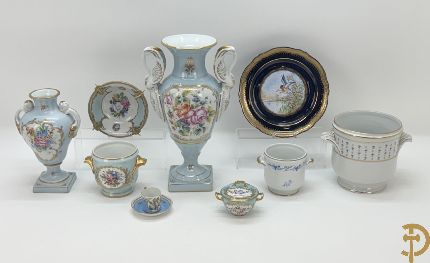 Mooi lot Limoges porselein bestaande uit grote en kleine Medici vaas met bloemendecor, 3 cache pots, bord, 2 coupes, Tas en schoteltje (9 stuks in totaal)