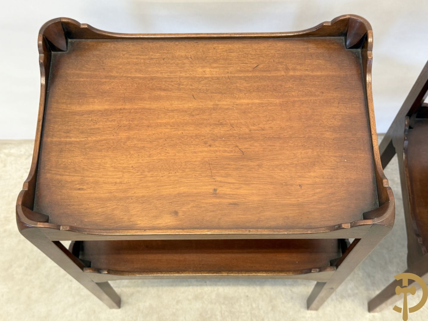 Paar Engelse notelaren bijzettafels + notelaren cakestand + notelaren salontafel met leder bekleed
