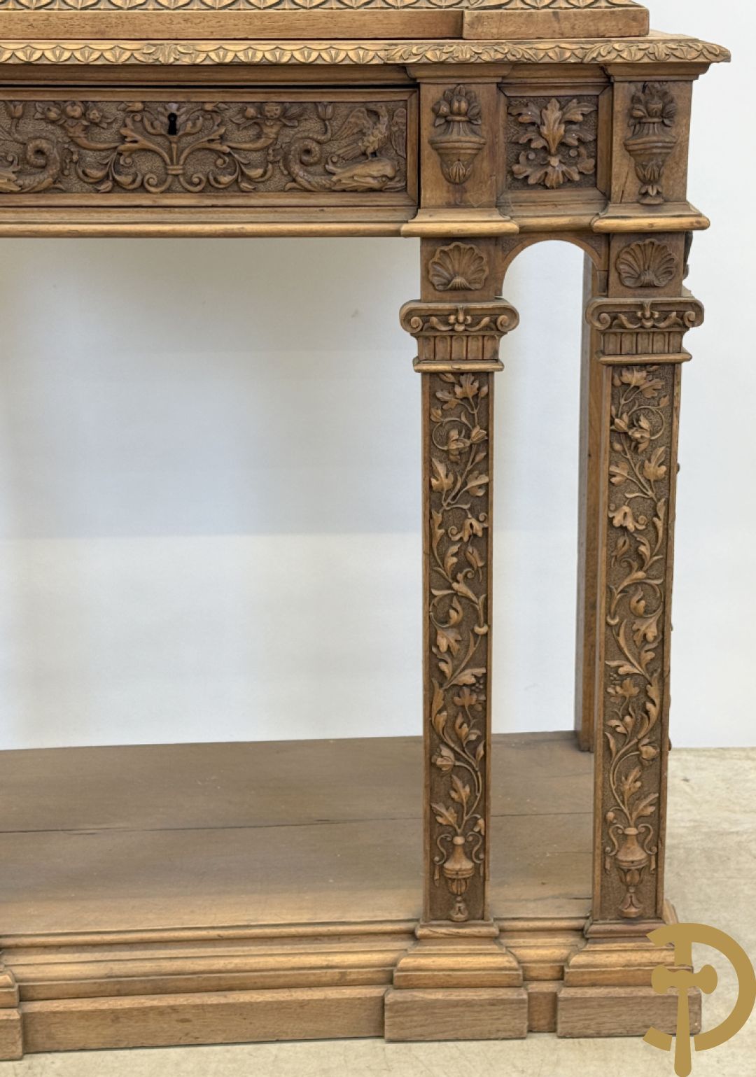 Italiaanse handgesculpteerde Neo Renaissance credance, bovenaan met klep en onderaan met lade - sculptuur van dieren en accanthusranken, gemerkt Venetia