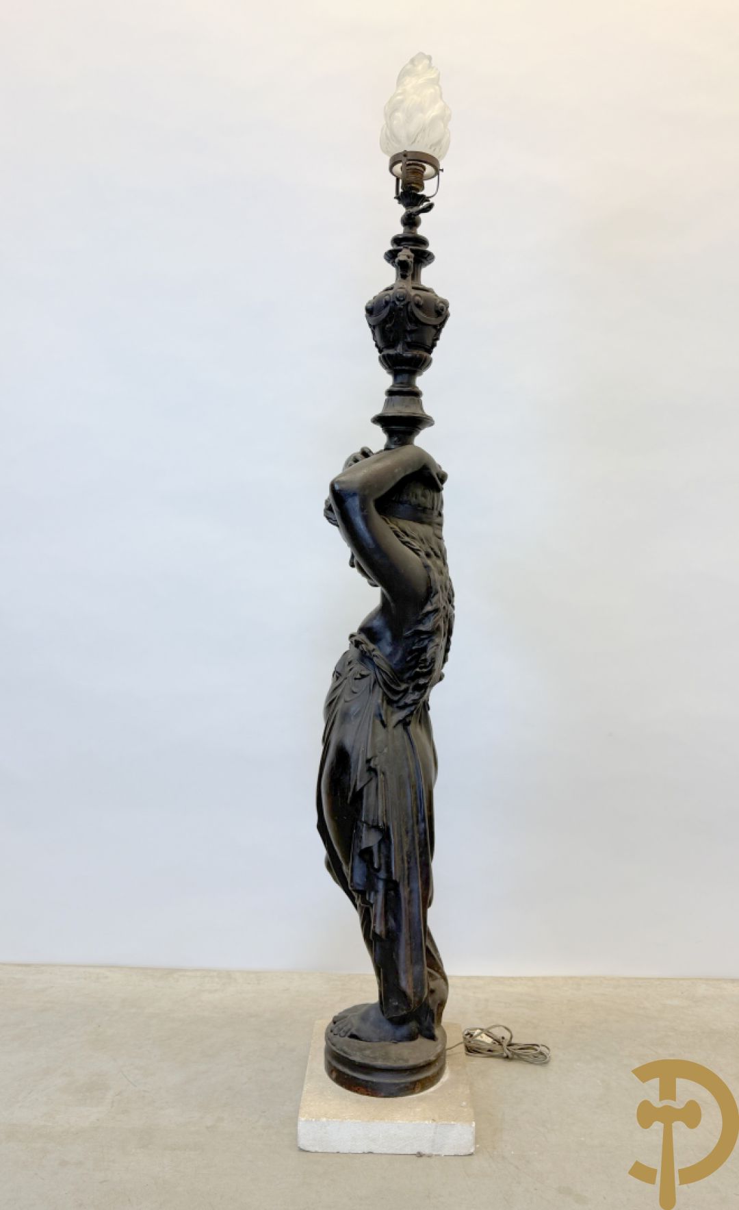 Gietijzeren gepatineerd beeld van cupido dragende een amfoor op het hoofd als lantaarn