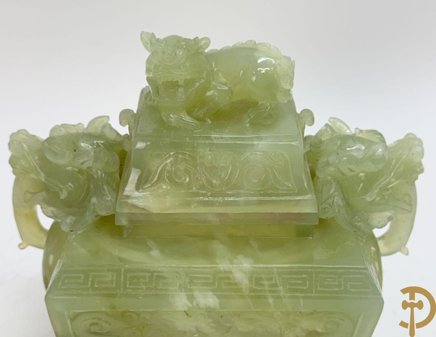 Brule parfum met sculptuur van fo honden in jadeiet + dekselpotiche in jadeiet met bloemen en vogeldecor