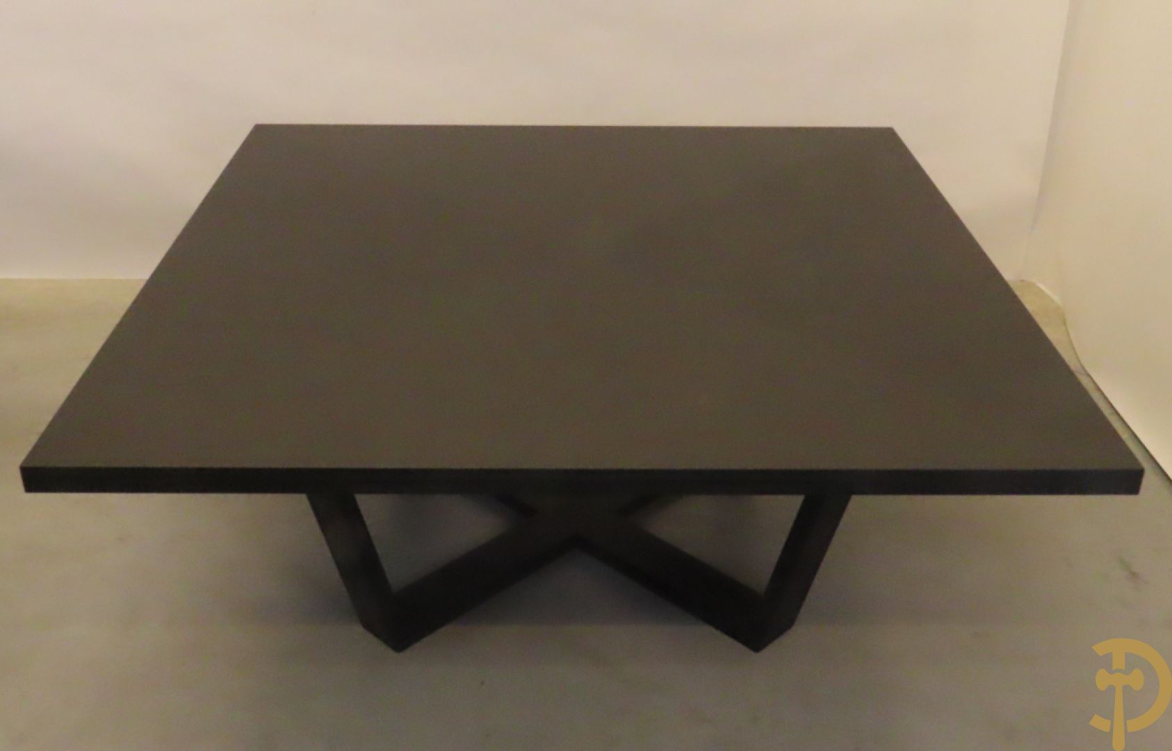 Grote moderne vierkante tafel met zwartgelakt ruitvormig fineer op kruisvormige voet, Maxalto uitgegeven door B & B Italia