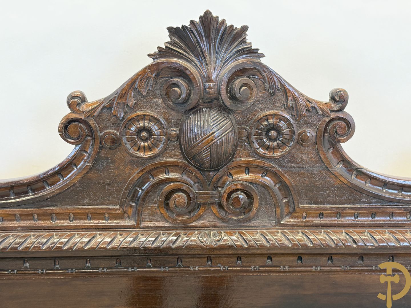 Hall bank met Neo Reniassance sculptuur van cupido