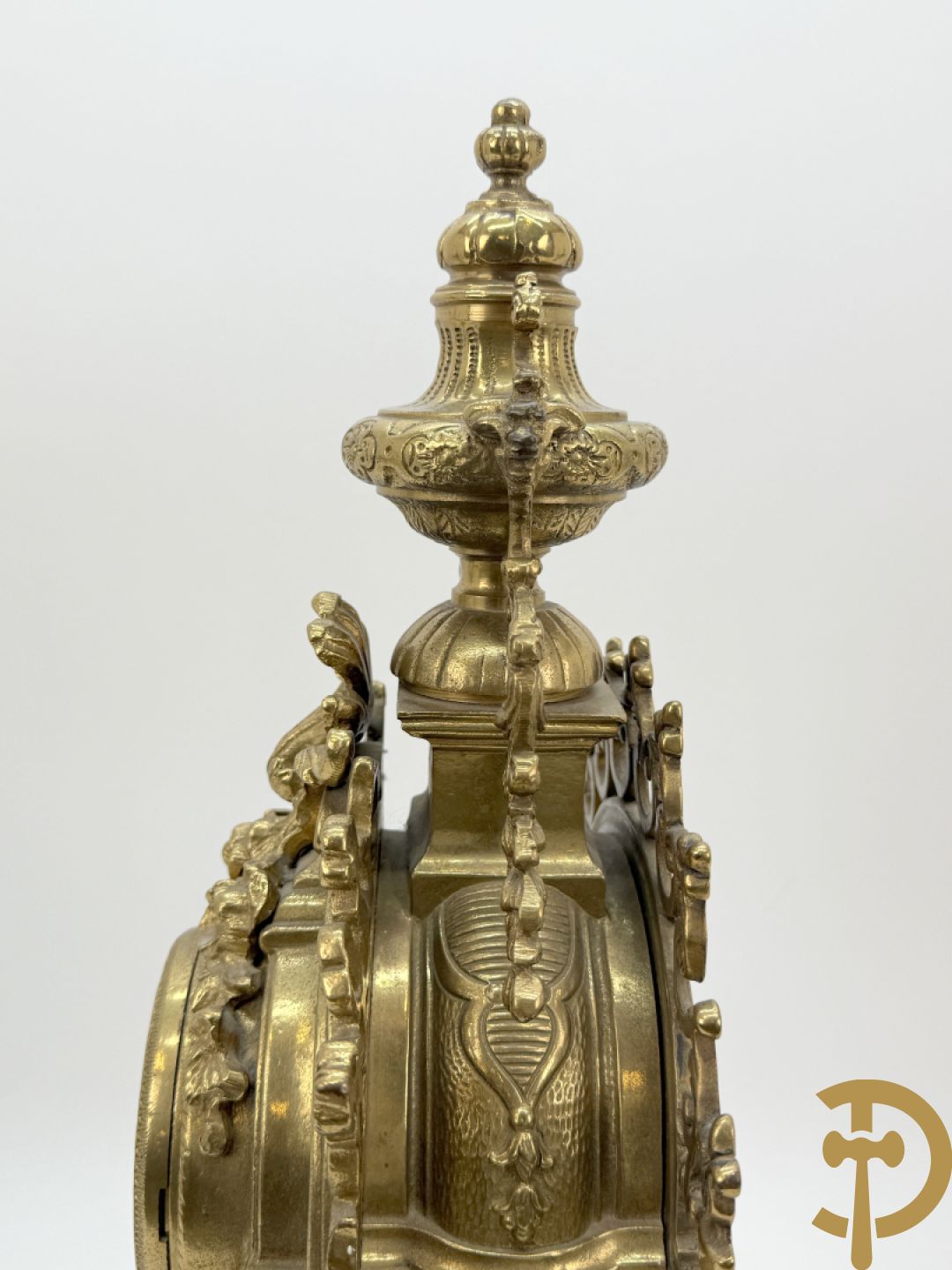 Driedelige vuurvergulde bronzen garnituur, Neo Renaissance stijl